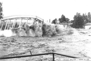 Ancien pont de Coubon détruit par la crue du 20 septembre 1980