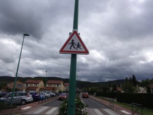 Mise en place d'un panneau clignotant Attention Enfants devant l'école des bords de Loire