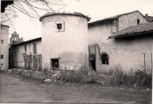 Le pigeonnier et les écuries où sont construits aujourd’hui des logements et le bureau de Poste (photo Michel Galland en 85) 